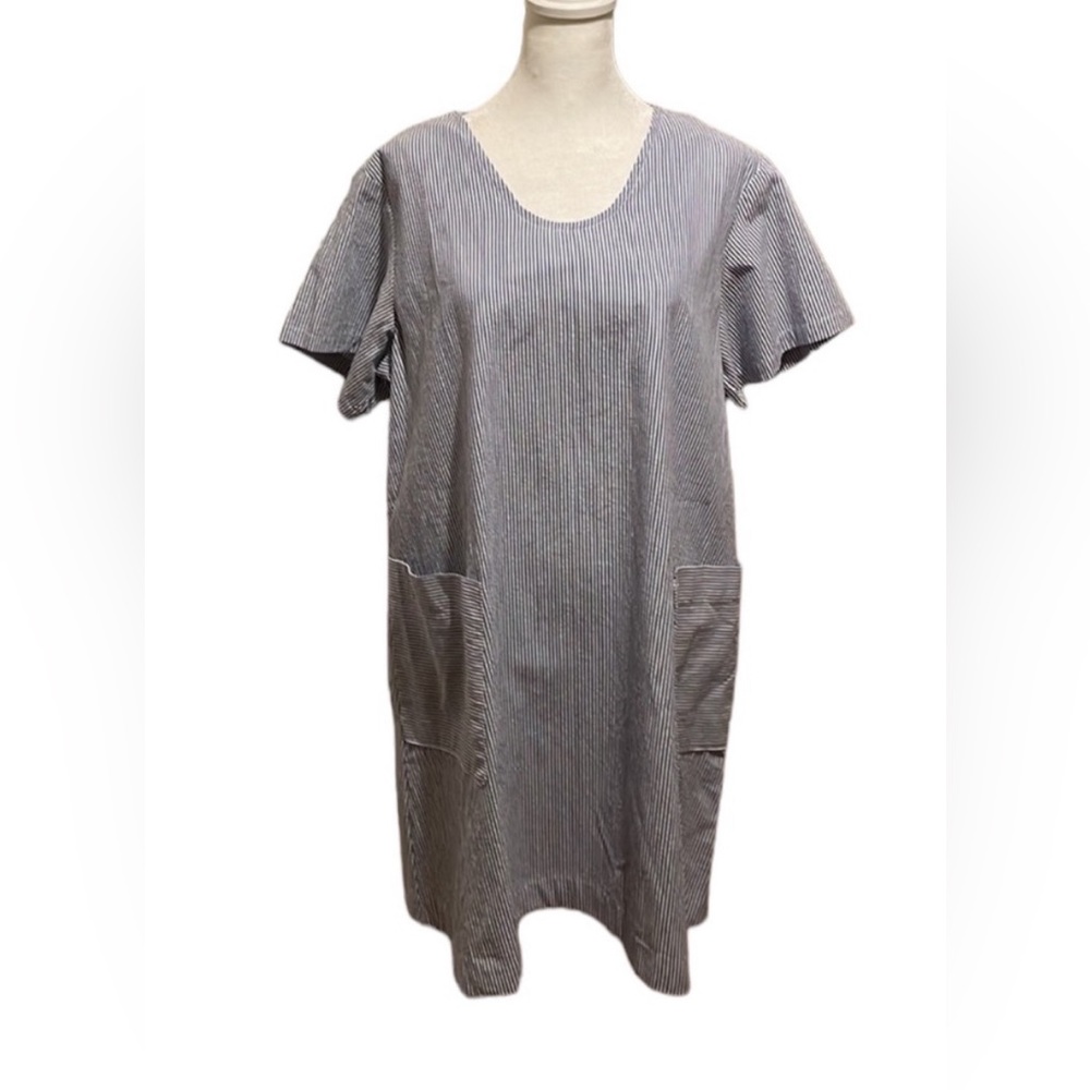 Custom-made seersucker shift dress with scoop neck and patch pockets. M. New.